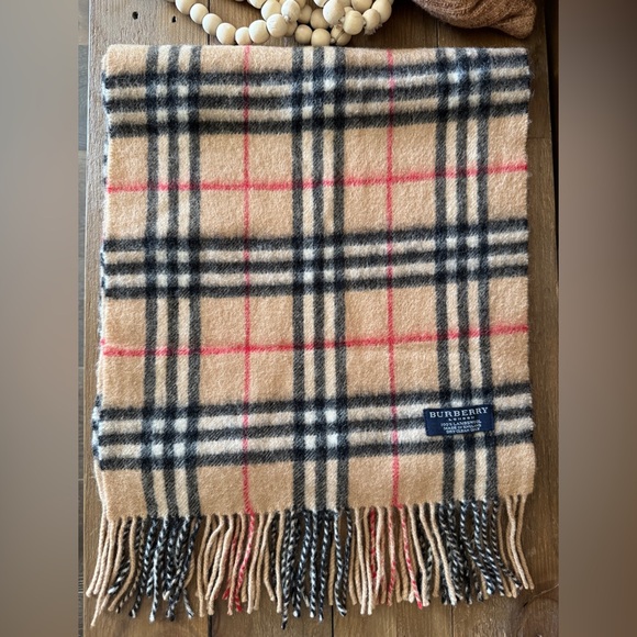 BURBERRY London Scarf in Traditional Novacheck Colorway. Excellent condition. - Picture 8 of 8